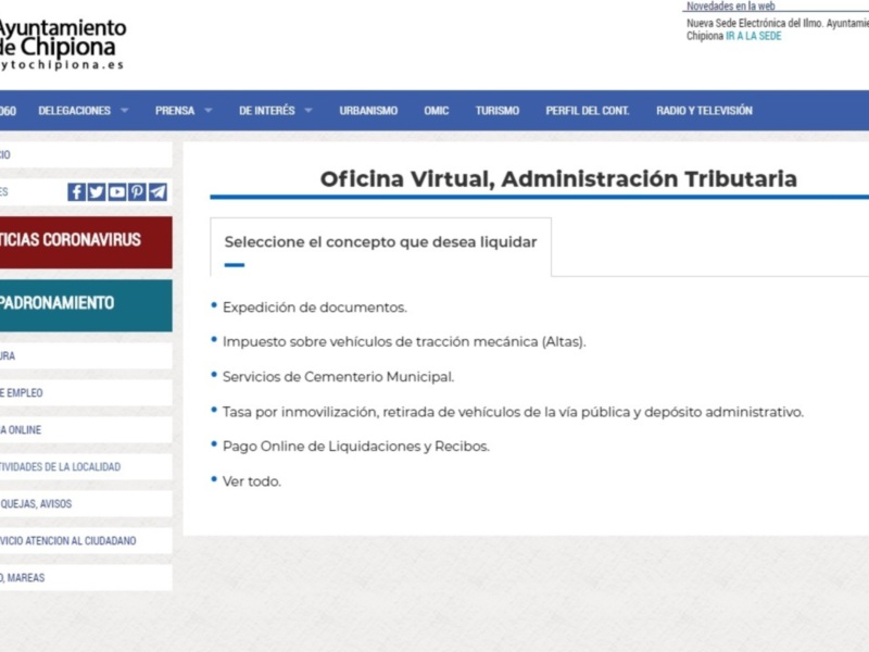 Captura de pantalla de la página web del Ayuntamiento de Chipiona, con enlaces a noticias, administración tributaria virtual, seguridad municipal, programas de empleo, y eventos locales. También se muestra un enlace a la web oficial del Ayuntamiento.