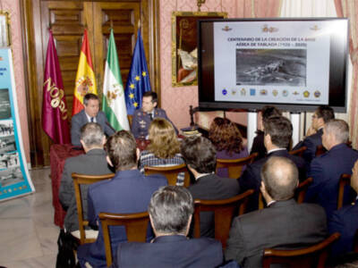 Juan Espada Cejas alcalde de Sevilla y el general director del Ejército del Aire Enrique Jesús Biosca Vázquez, desgranaron los actos del centenario 