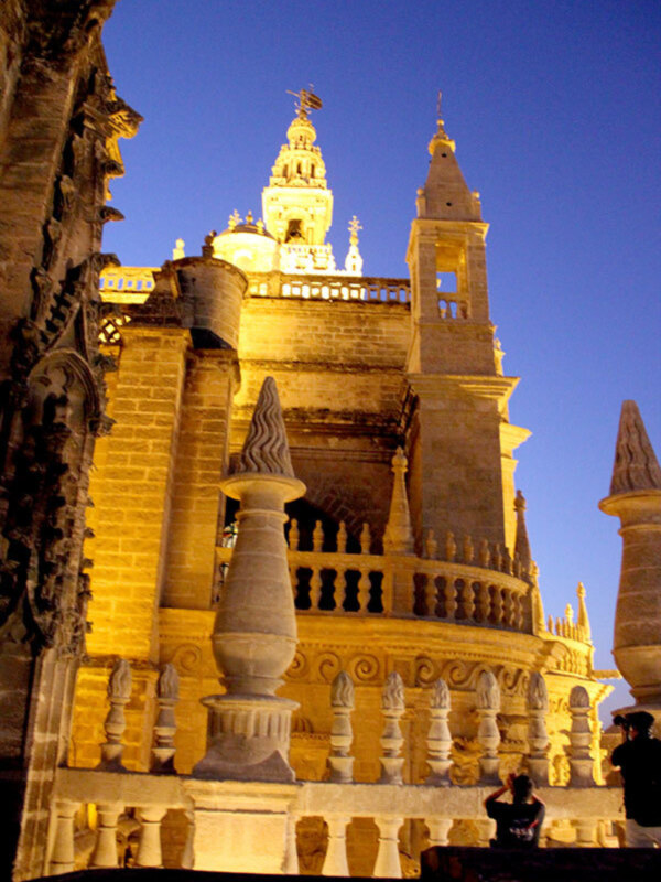 Torre de la Giralda, Sevilla, España, iluminada en la noche. La torre es una de las más altas de la ciudad y se encuentra en la Catedral de Sevilla.