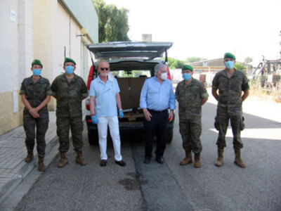 El Ejército de tierra entrega al centro de cáritas del Pumarejo mantas para las familias más necesitadas