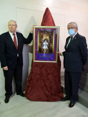 La imagen de la Santísima Virgen de los Reyes aparece entronizada dentro de su tabernáculo de plata gótico