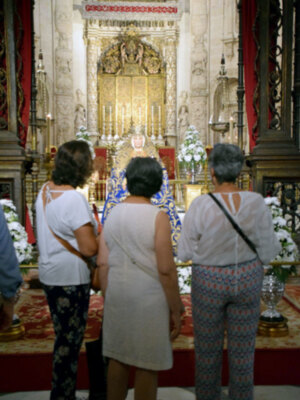 La Patrona Sevillana, la Virgen de los Reyes ya está de Culto en el primero de los Besamanos.