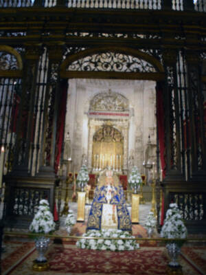 La Virgen de los Reyes ha salido al encuentro de los sevillanos en el perímetro de la Capilla  Real.