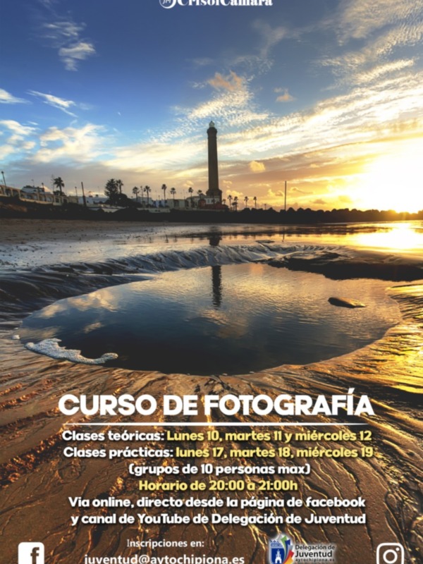 Cartel promocional para un curso de fotografía con clases teóricas y prácticas en Chipiona, España, en horario de 20:00 a 21:00h.