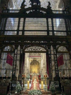 Sevilla vuelve a la reverencia  de su patrona antes del regreso a su camarín. 