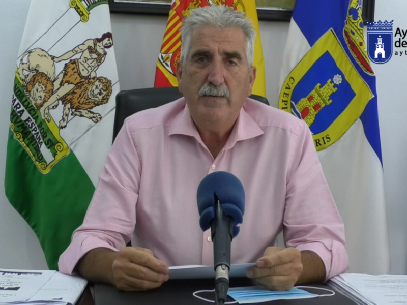 El presidente municipal de Chipiona, en una conferencia de prensa, hablando sobre el proyecto de mejora del parque infantil.