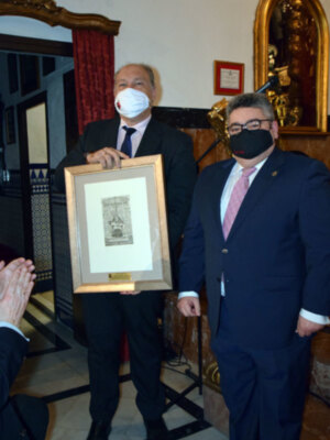 La corporación del Sábado Santo, hizo entrega de un grabado conmemorativo al director del Boletín de las Cofradías de Sevilla, Rafael Jiménez Sampedro