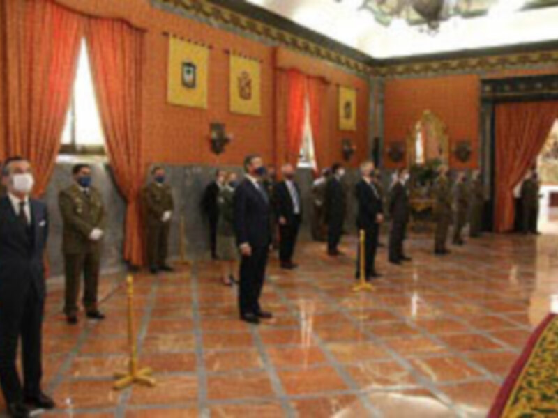 El Excelentísimo señor D. Santiago De León y Domecq, ha recibido la Gran Cruz del Mérito Militar con distintivo blanco.