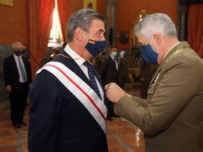 Condecorado el Hermano Mayor de la Real Maestranza de Caballería de Sevilla.
