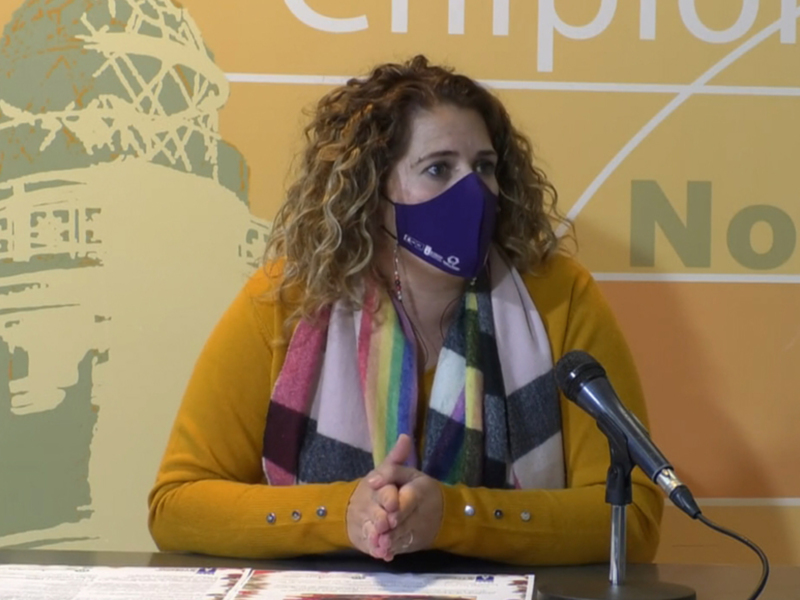 Persona con mascarilla hablando en rueda de prensa.