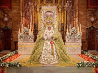 Acto reverencial: La Virgen de la Esperanza sola