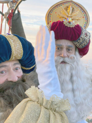 Los Reyes Magos surcaron el cielo de Sevilla en globo aerostático