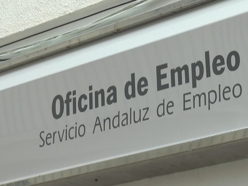 "Oficina de Empleo y Servicio Andaluz de Empleo, ubicada en la pared de una estructura blanca."
