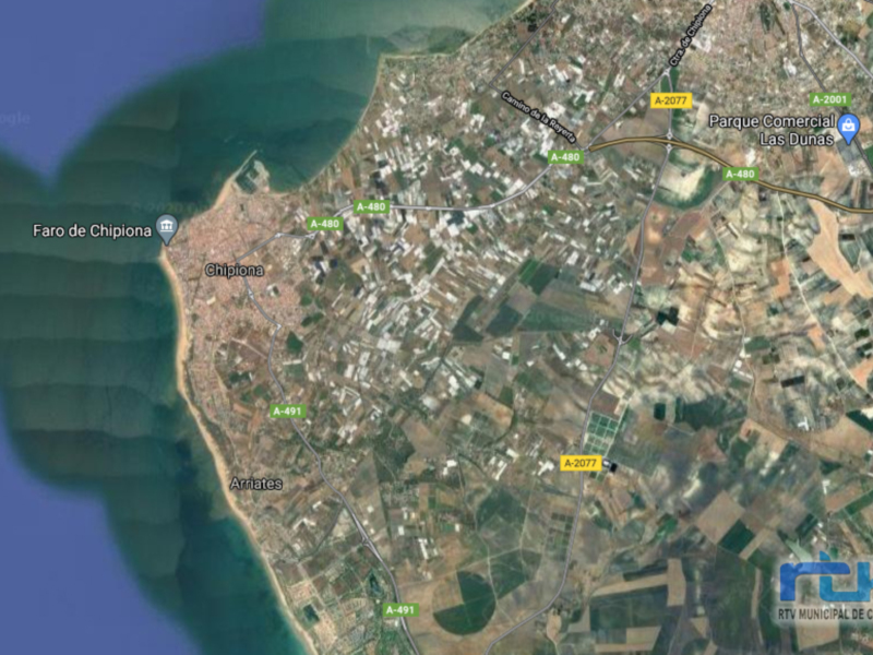 Imagen satelital de Chipiona, Cádiz. Se observa la costa y la ciudad con sus principales vías de comunicación (A-401, A-402). El Faro de Chipiona está visible en la imagen.