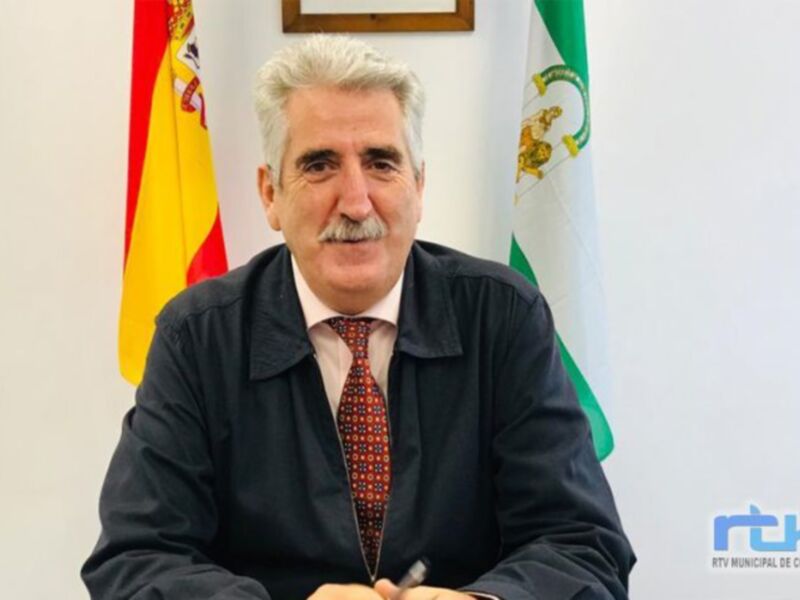 El presidente de la Junta de Andalucía, José Antonio Griñán, en una reunión oficial con la bandera de Andalucía y la bandera de España al fondo.