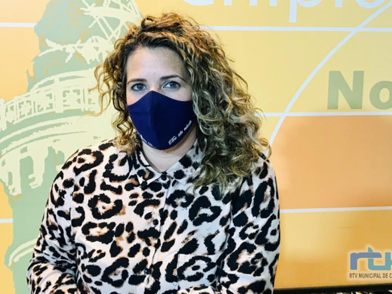 A una persona con cabello rizado y una máscara facial, vestida con una sudadera de estampado leopardo. El fondo es amarillo con un diseño gráfico que incluye una estructura arquitectónica y el texto "Noticias". En la esquina inferior derecha, hay un logo con las iniciales "RTM" y el nombre "RTM Municipal de Chiplona".