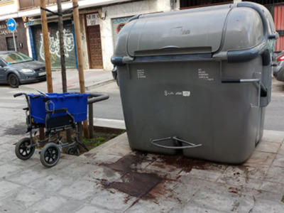 Algunos puntos de contenedores de las calles de Sevilla, presentan un aspecto poco higiénico.