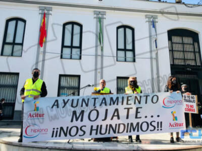 Una concentración convocada por Acitur reclama al Ayuntamiento de Chipiona ayudas y exenciones de impuestos por la pandemia 