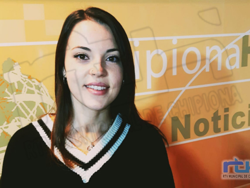 Presentadora de noticias de RTV Municipal de Chipiona, con fondo de logotipo y diseño gráfico.