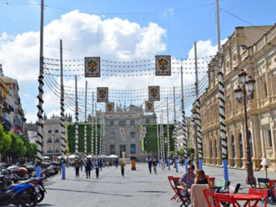 Preparativos en el centro de Sevilla para la 'no Feria de Abril'
