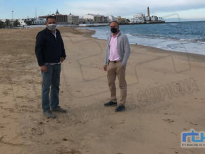 Lucas Díaz inspecciona las playas de Chipiona comprobando que no hay presencia de chapapote tras lo acaecido en Huelva