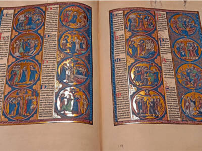 Don Juan José Asenjo Pelegrina dona una edición facsímil de la Biblia de San Luis a la Catedral de Sevilla.