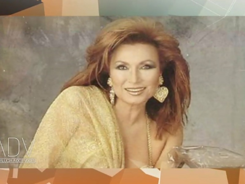 Retrato de una mujer con vestido dorado y pendientes grandes, en un fondo neutro con efectos gráficos.