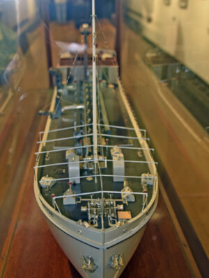 El Puerto de Sevilla expone sus 150 años de historia en fotos, planos y maquetas de buques.