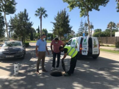 Lucas Díaz supervisa los trabajos del plan de choque de desratización y desinsectación en Costa Ballena Chipiona 