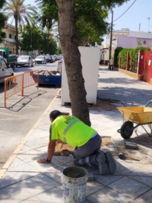 José Luis Barriga anuncia que ya está en marcha la reparación del acerado de la avenida de Rota