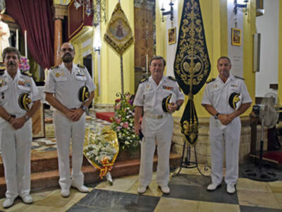 La Real Liga Naval Española realizó una ofrenda a la Virgen del Carmen de la Iglesia de Santiago de Sevilla