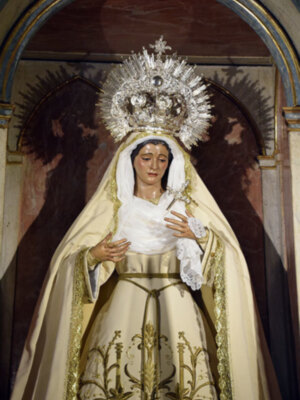 La titular mariana de la Vera+cruz hispalense vestida de blanco.