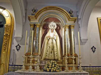 El blanco de la Virgen de las Tristezas de la Hermandad de la Veracruz Sevillana