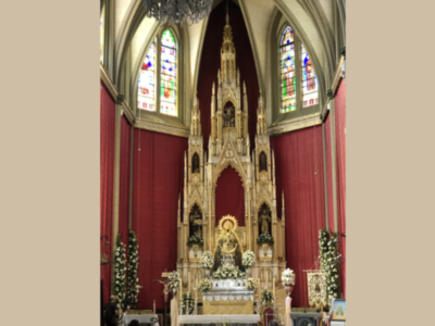 El histórico claustro del Santuario de Regla acogió la presentación del primer libro que se publica sobre la Patrona de Chipiona 