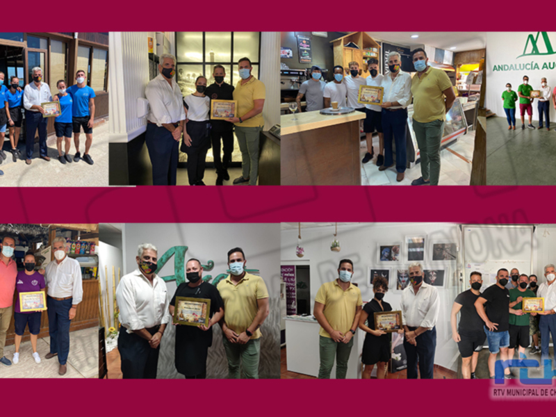 A una agrupación de personas en diferentes escenas, posiblemente en un evento o reunión. La mayoría lleva camisetas amarillas y parecen estar en un ambiente de trabajo o oficina, con estantes y muebles al fondo. Algunos individuos sostienen objetos que parecen ser premios o reconocimientos, lo que sugiere un ambiente de celebración. La imagen está acompañada por el logo y nombre de una empresa llamada "Anchalucía Auctions".