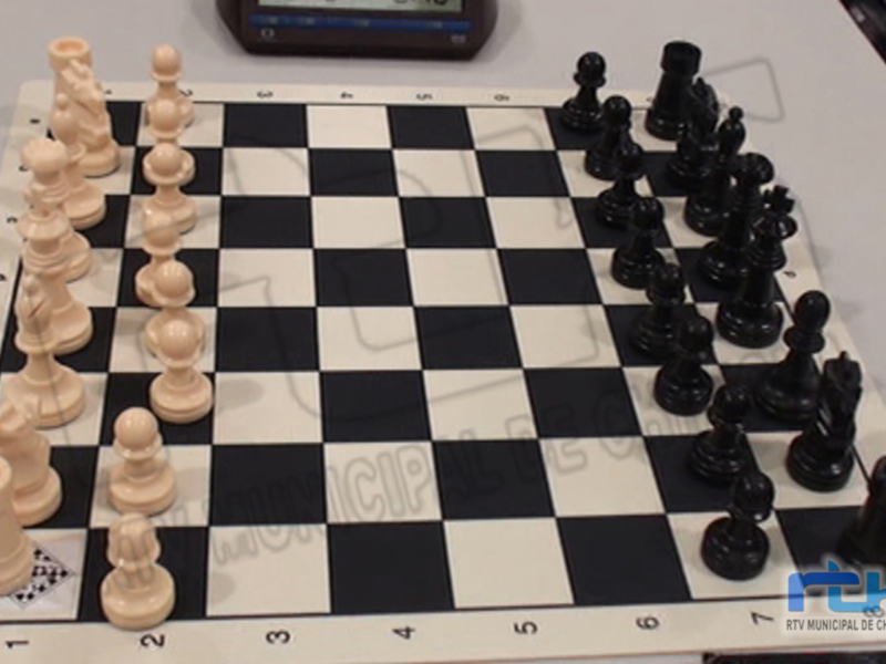 Una partida de ajedrez en curso, con piezas blancas y negras dispuestas estratégicamente. La posición sugiere un juego avanzado, con torres y caballos en el centro del tablero.