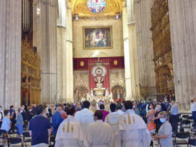 El nuncio apostólico impone el palio arzobispal a Mons. Saiz Meneses, pastor de la Iglesia hispalense