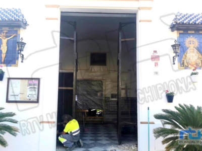 La Hermandad del Cristo de las Misericordias acomete el cambio de la puerta que da acceso a su capilla 