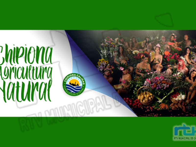 Chipiona Agricultura Natural. Imagen de un evento agrícola con flores y productos en una mesa central, junto a personas sentadas. Logotipo de Chipiona Municipalidad y marca RTVMUNICIPAL DE CHIPIONA.