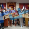 Nueve docentes jubilados este curso y el anterior recibieron ayer el homenaje de la comunidad educativa chipionera 