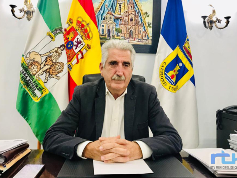 El alcalde de Chirpon, en su despacho con las banderas de España y Canarias al fondo.