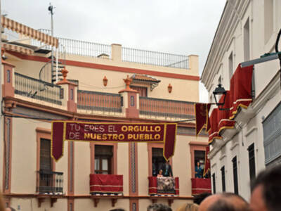 La Hermandad de la Soledad de Alcalá del Río convirtió  de rojo sus calles por el XXV Aniversario de su Coronación