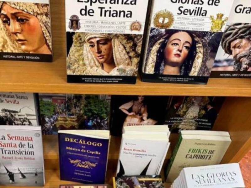 Libros sobre Sevilla y la Transición, con imágenes históricas.
