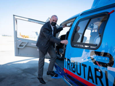 El alcalde de Sevilla, Antonio Muñoz, durante el acto de entrega hoy en las instalaciones de Airbus San Pablo del nuevo helicóptero de Vigilancia