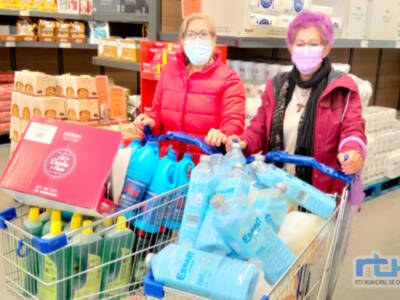 Luz María Caraballo agradece a la Tienda Solidaria la donación de productos de higiene del hogar que se entregarán este mes a familias necesitadas 