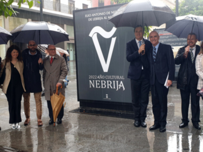 Los alcaldes de Sevilla y Lebrija inauguran la exposición urbana de Elio Antonio de Nebrija en la Avenida de la Constitución