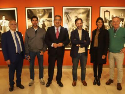 Cayetano Rivera asiste lesionado  a una exposición de un cuadro suyo y se lo quiere llevar a casa 