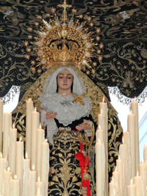 La Virgen de los Dolores de Alcalá del Río llora en un emocionante Santo Entierro.