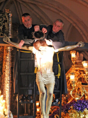 El Señor de la Misericordia desciende de la Cruz en la Hermandad de la Soledad de Alcalá del Río