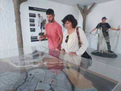 Álvarez visita `El Camaleón´ de Chipiona y se muestra “satisfecha de que la colaboración institucional beneficie a la ciudadanía”